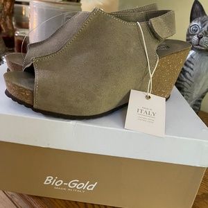 Bio Gold suede platform wedgies made in Italy